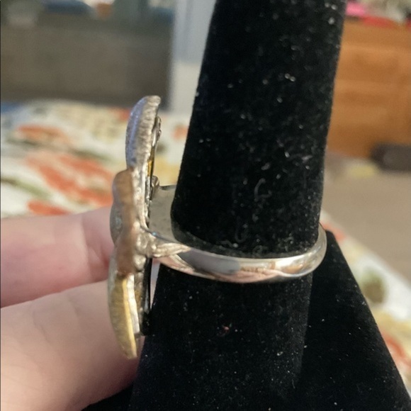 Rose, gold, silver floral motif ring. Size 7. Rhodium over .925 silver. - Picture 7 of 10